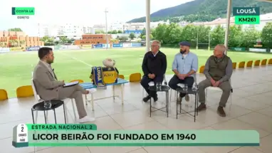 Na imagem, o jornalista Luís Varela de Almeida diante do painel de convidados de Lousã.