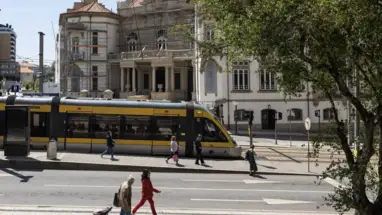 Metro a atravessar a Avenida da República, em Vila Nova de Gaia, em frente ao edifício da autarquia