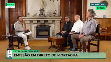 Na imagem, o jornalista Luís Varela de Almeida com o painel de convidados do município de Mortágua.
