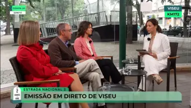 Jornalista Mariana Rebelo Silva e painel composto por três convidados.