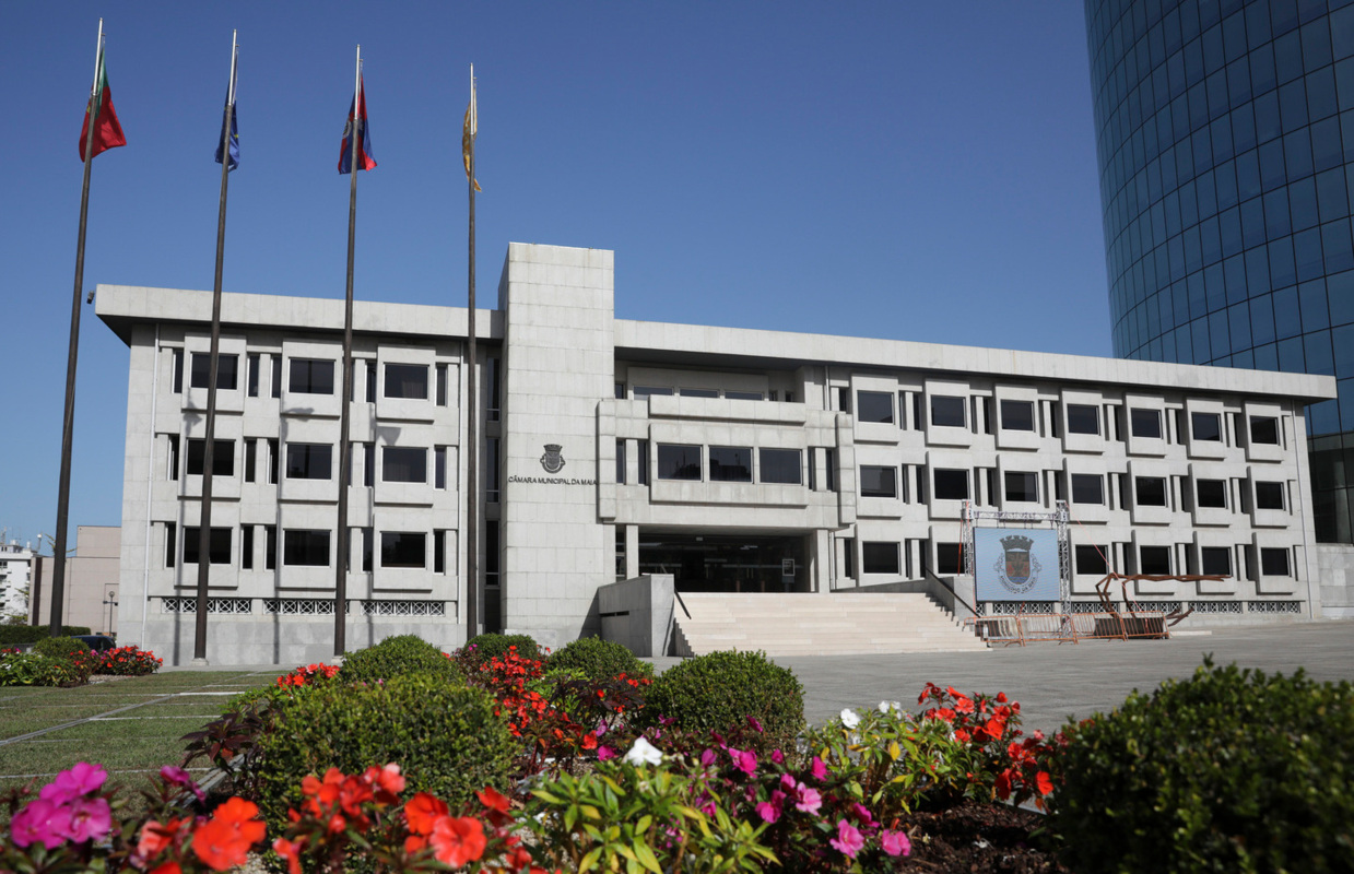Fachada do edifício da câmara municipal da Maia.
