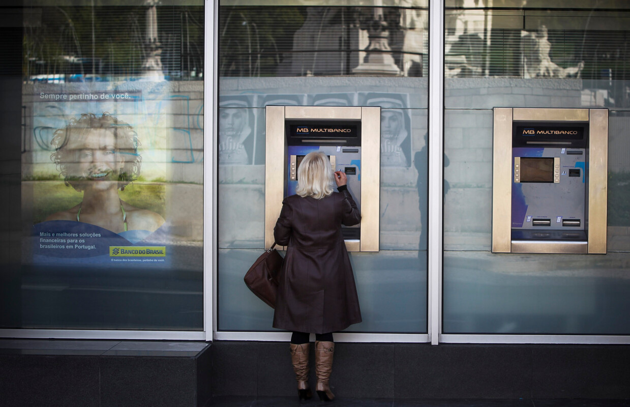 Pessoa usa caixa multibanco