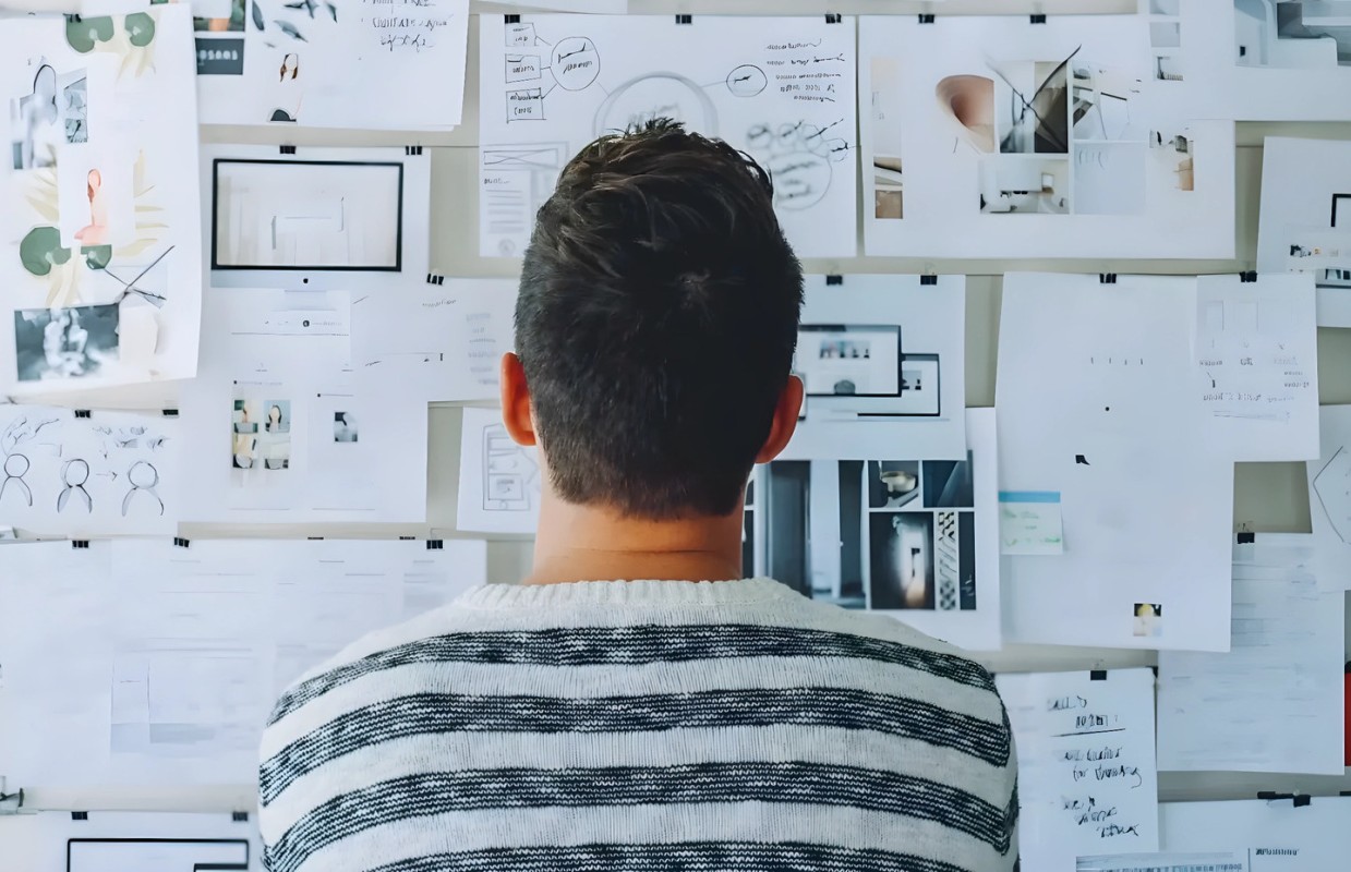 Estudante avalia anotações afixadas na parede