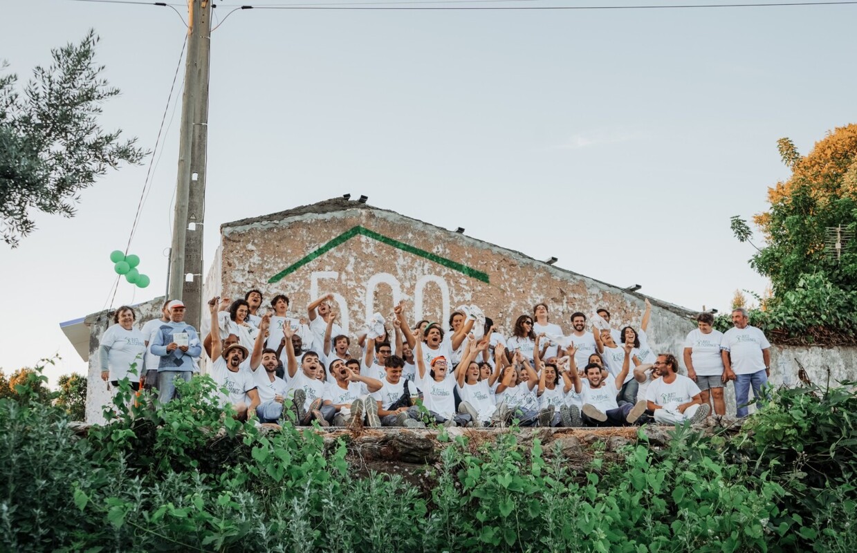 Fotografia de grupo da equipa Just a Change onde maioritariamente são jovens
