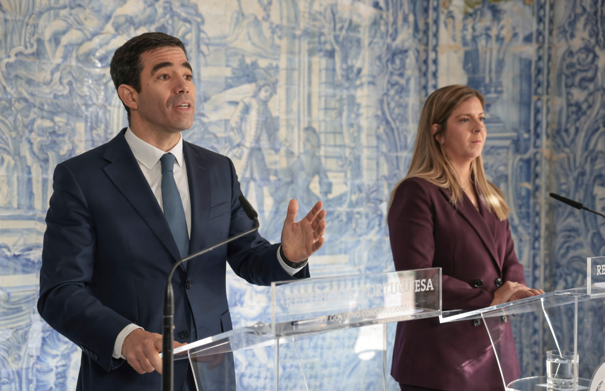 À esquerda o ministro Leião Amaro e à direita a ministra Margarida Bolseiro Lopes.