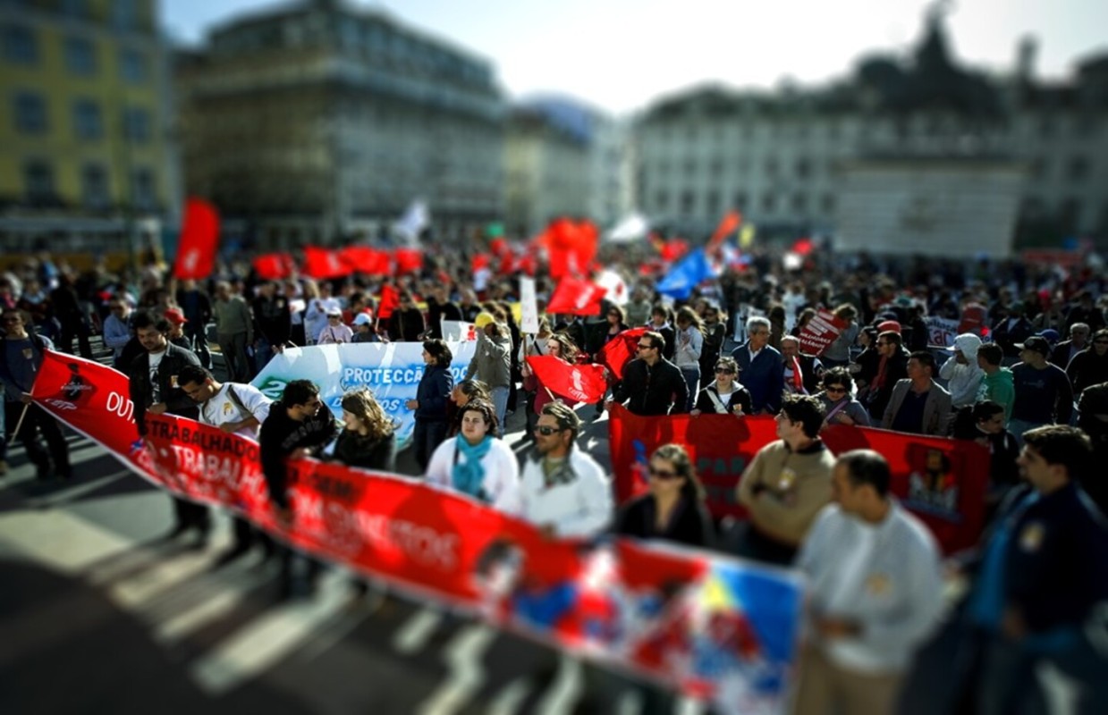 Manifestantes com cartazes numa praça