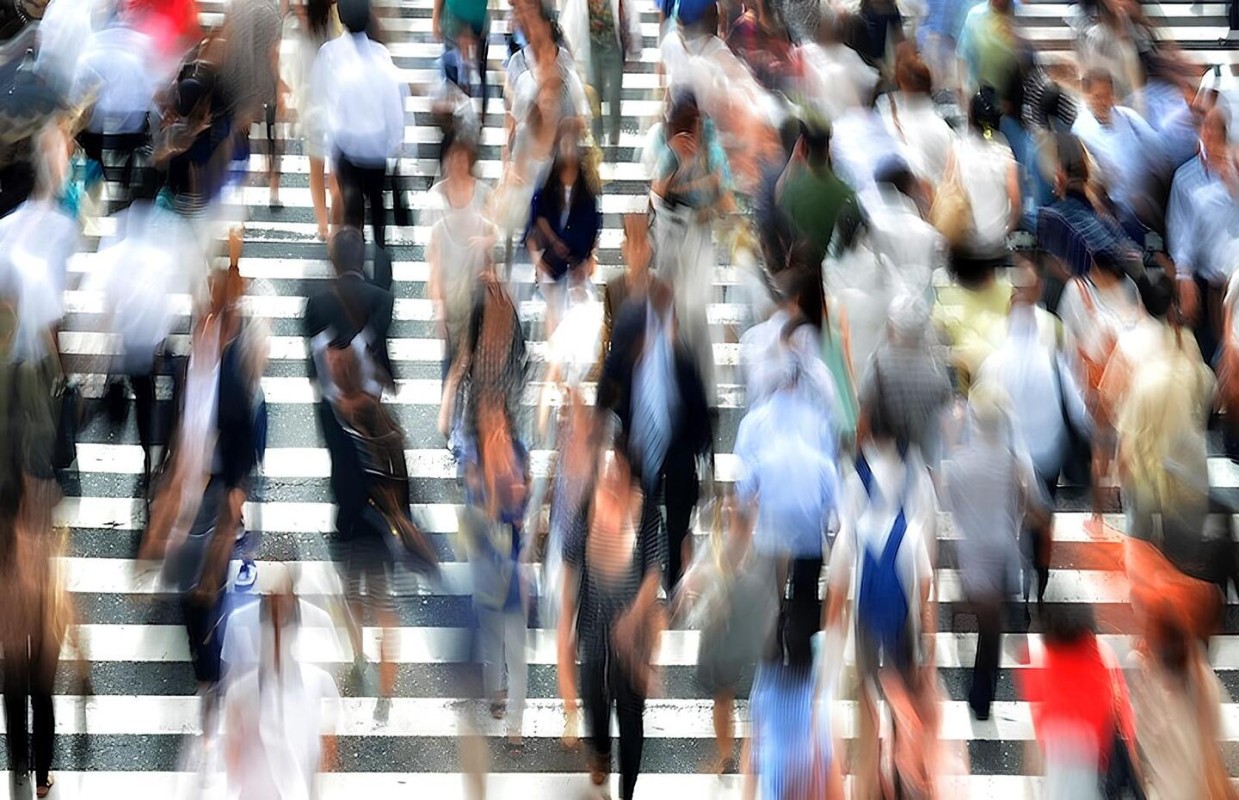 Pessoas a atravessar uma rua movimentada