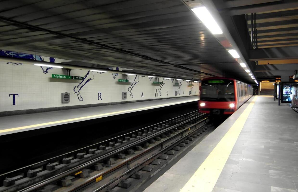 Estação de metro em Lisboa, com um metro a entrar.