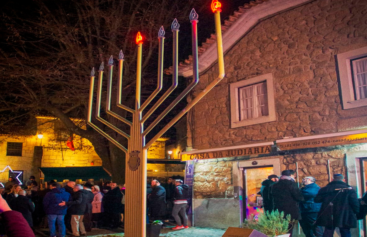 candelabro com nove velas em belmonte