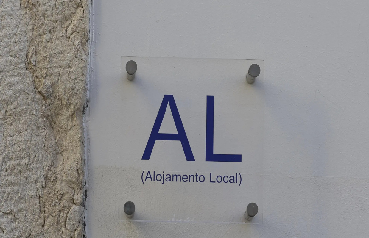 Placa de alojamento local