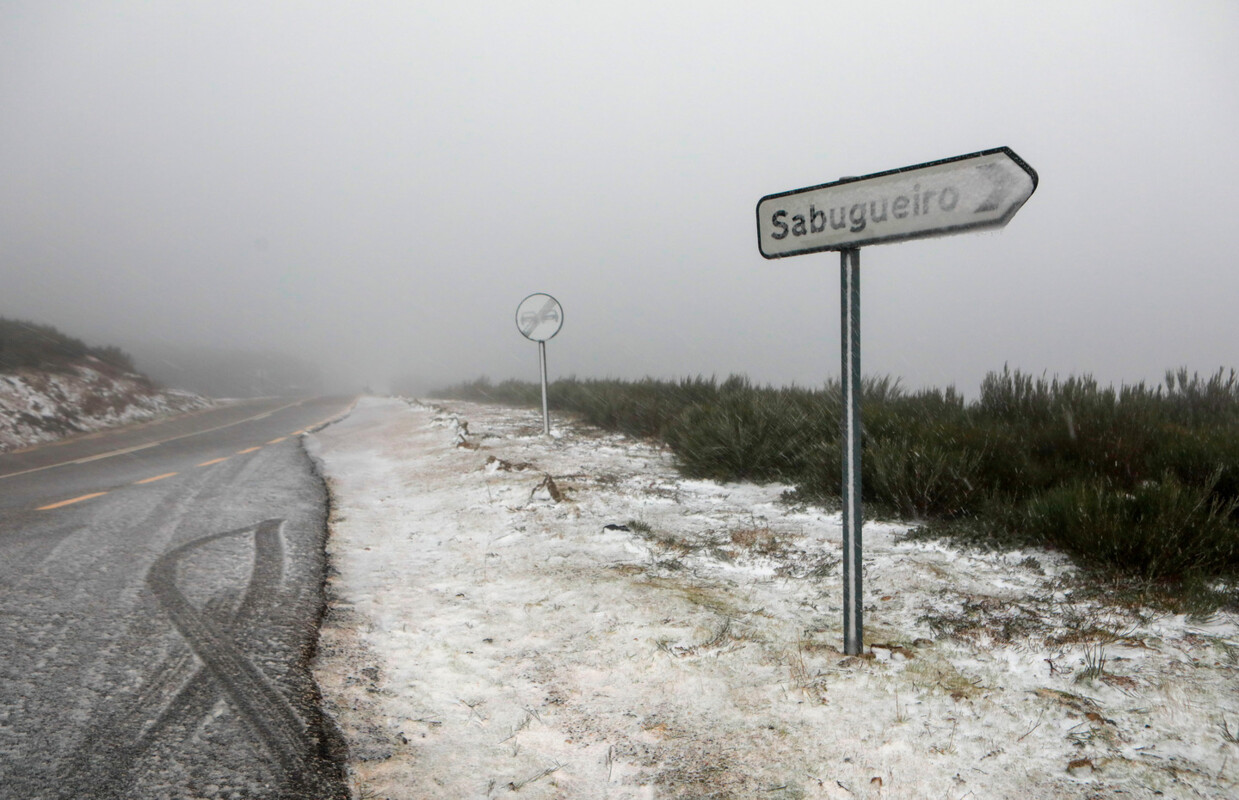 Estrada na Serra da Estrela coberta de neve