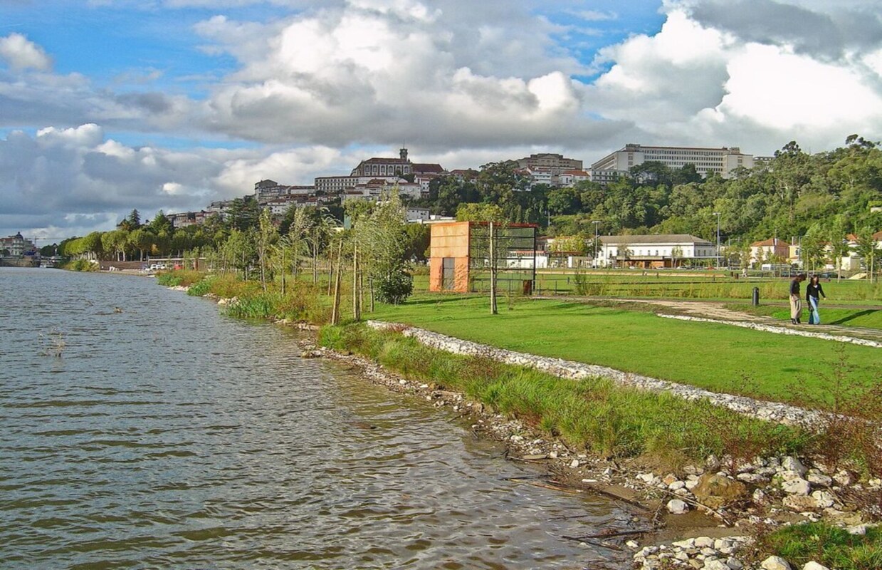 Rio e espaço verde em Coimbra
