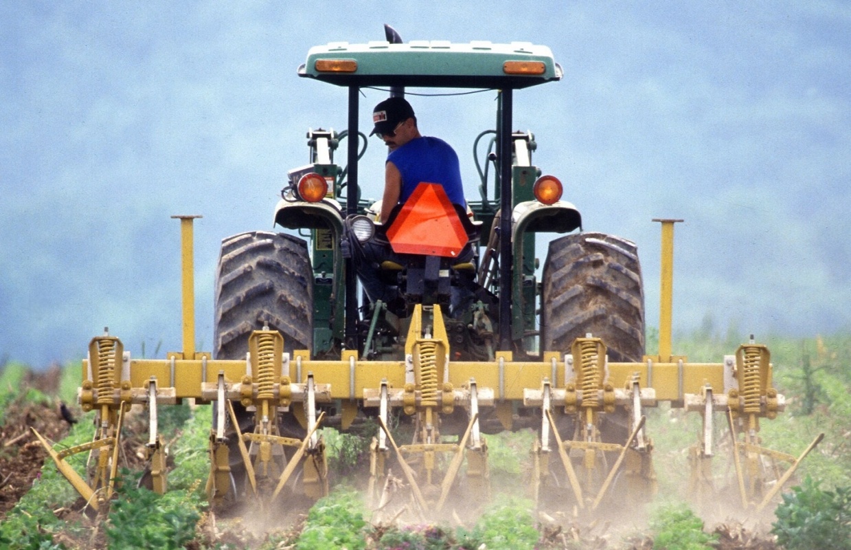 Homem a conduzir trator