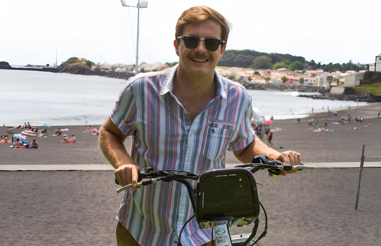 Hotel à beira mar, nos Açores, coberto de painéis solares no telhado
