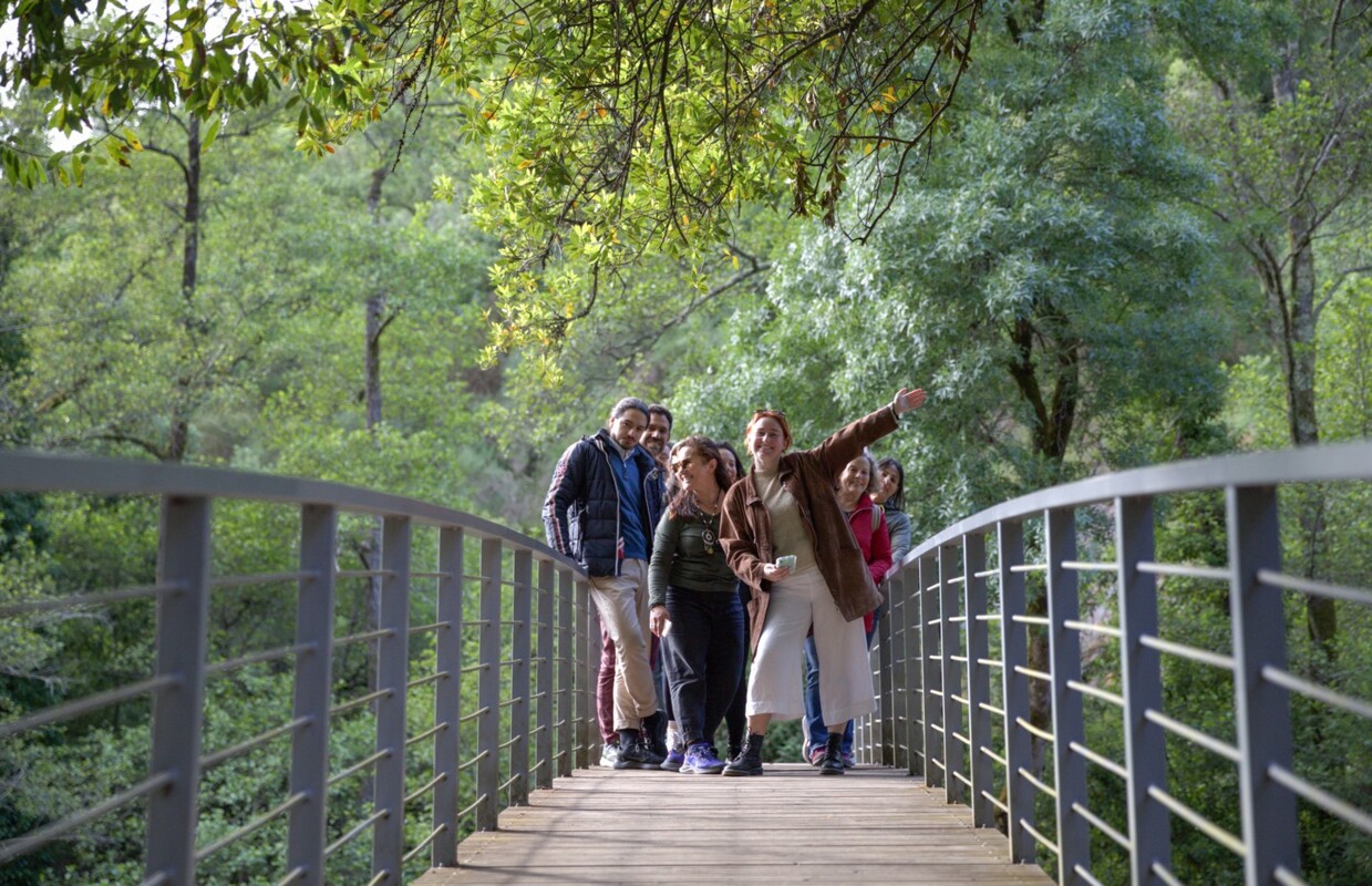 Grupo de jovens em passeio pela natureza