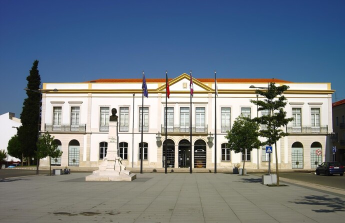 A fachada do edifício da Câmara Municipal de Anadia.