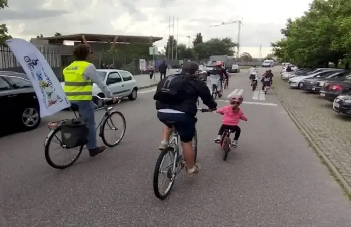 Crianças a caminho da escola de bicicleta
