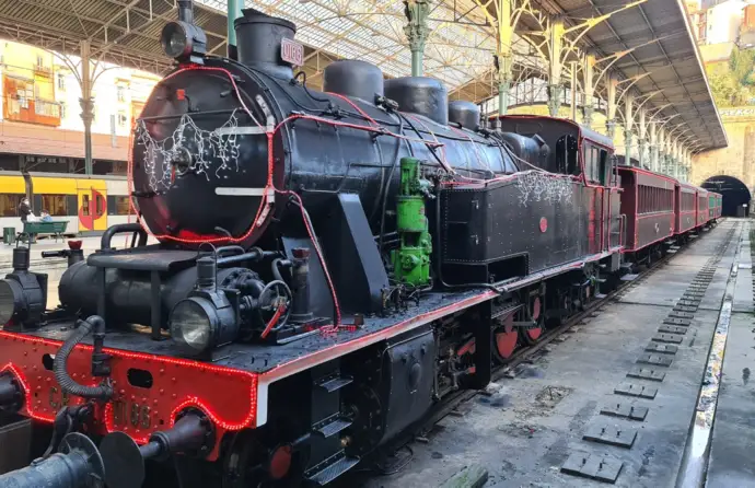 Comboio turístico em São Bento, no Porto