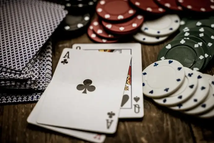 Cartas de um baralho e fichas de poker 