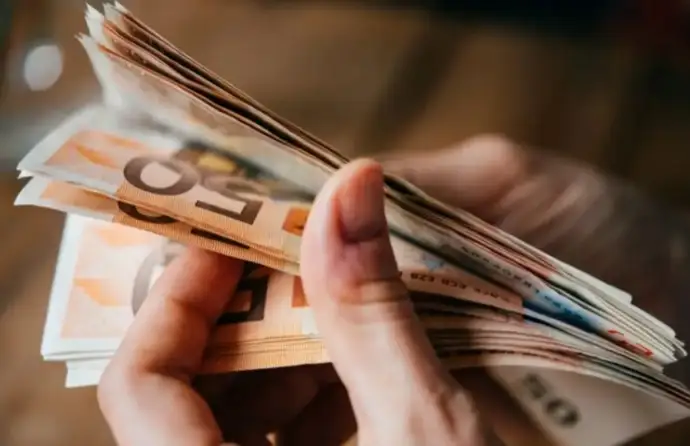 pessoa a contar dinheiro