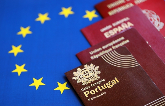 Passaportes europeus e bandeira da União Europeia
