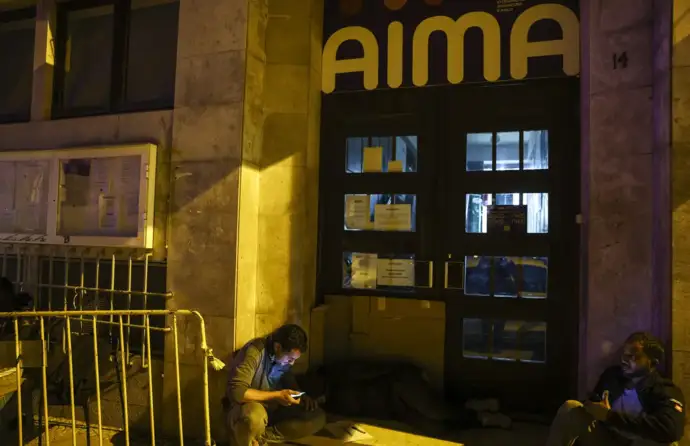 Imigrantes marcam lugar, durante a noite, à frente da AIMA.