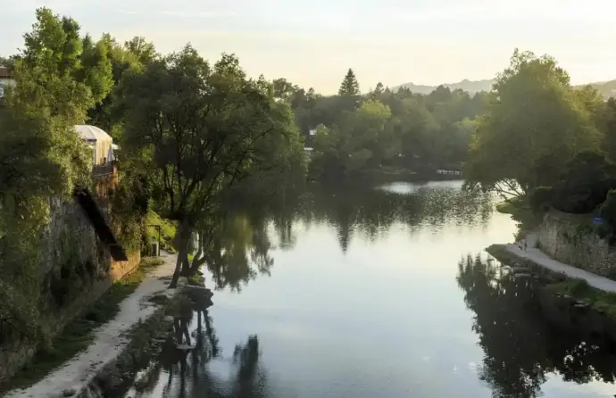 Vista aérea e panorâmica do Rio Tâmega, em Amarante