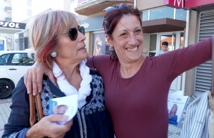 Imagem da candidata da CDU à Junta de Freguesia de Moimenta da Beira, Maria Emília Costa, em campanha