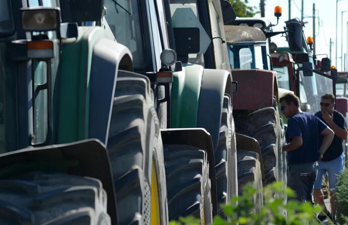 Imagem com diversos tratores em marcha lenta