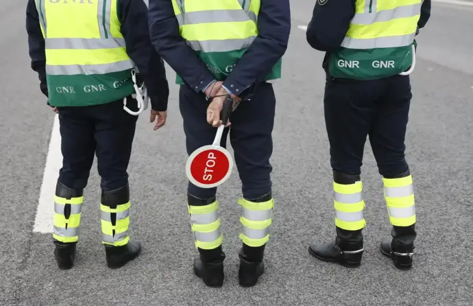 Três militares da GNR com placa de STOP
