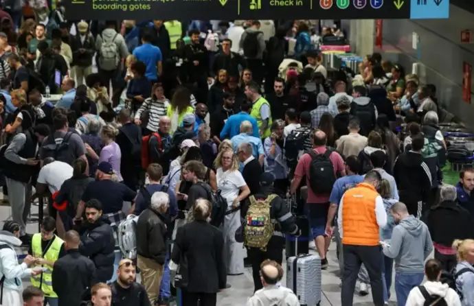 Pessoas no aeroporto de Lisboa.