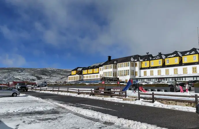 hotel com neve e montanhas à volta