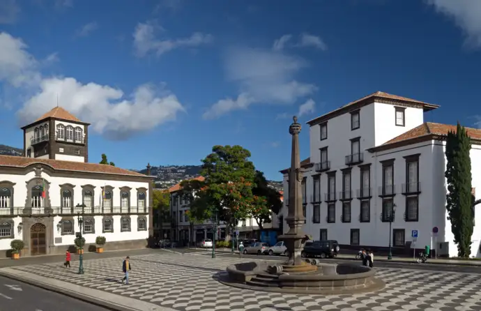 Imagem da praça do município do Funchal, num dia solarengo, mas com algumas núvens.