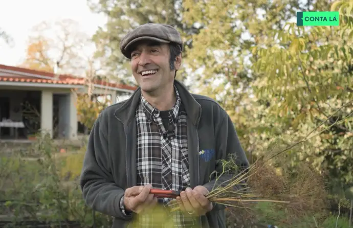 Joaquim Conde sorri com uma tesoura de poda na mão