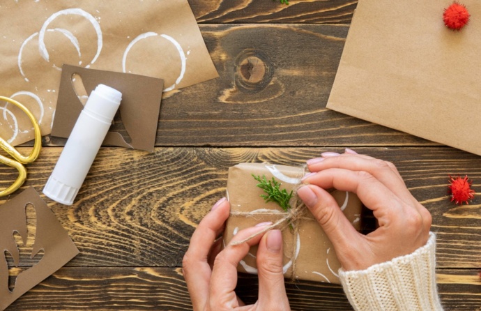 Embrulhos de Natal feitos em casa, com materiais reutilizados. 