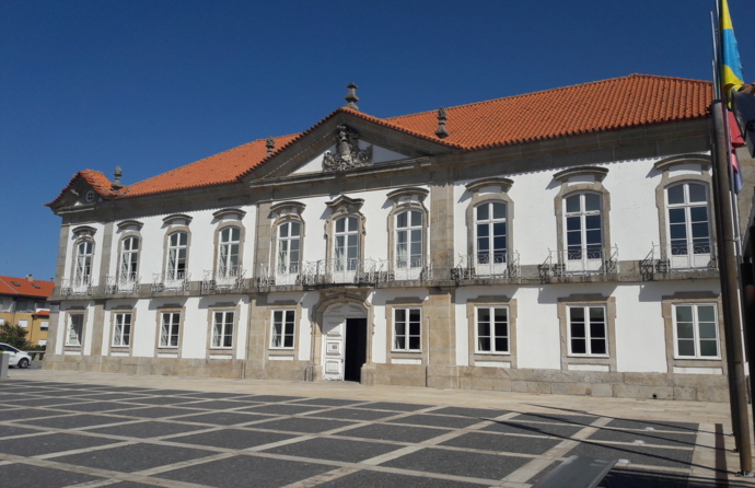 Fachada do edifício da câmara municipal de Seia.