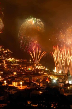 Imagem aérea de fogo de artifício na passagem de ano na Madeira