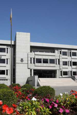 Fachada do edifício da câmara municipal da Maia.