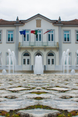 Fachada da Câmara Municipal de Melgaço, com um chafariz no meio.
