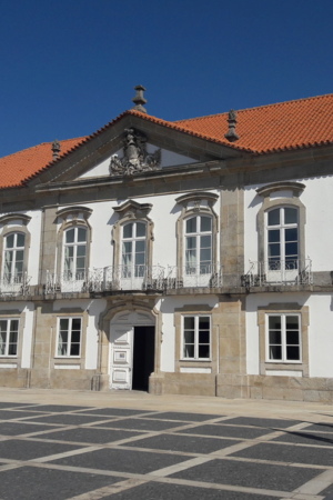 Fachada do edifício da câmara municipal de Seia.