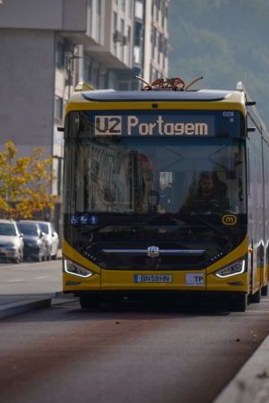 Metrobus a passar pelo centro da cidade de Coimbra