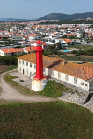 Imagem aérea de Esposende, com o Forte São João em destaque.