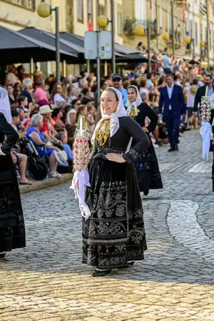 Mordomas com velas votivas