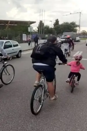 Crianças a caminho da escola de bicicleta