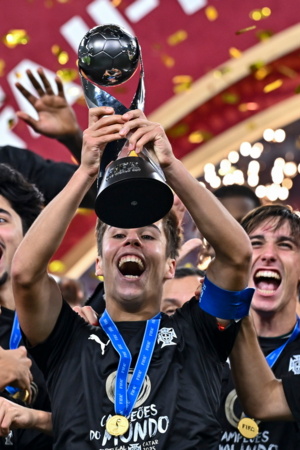Seleção nacional de futebol de sub-17 a celebrar com a taça do campeonato.