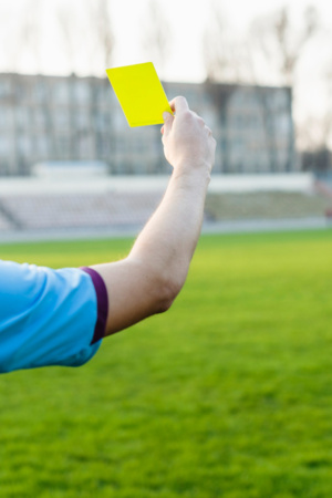 Arbitro lança cartão amarelo a jogador 