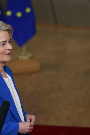 A presidente da Comissão Europeia, Ursula Von der Leyen, de perfil.