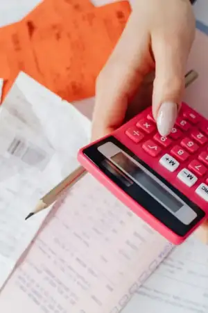 Pessoa a fazer contas com uma calculadora