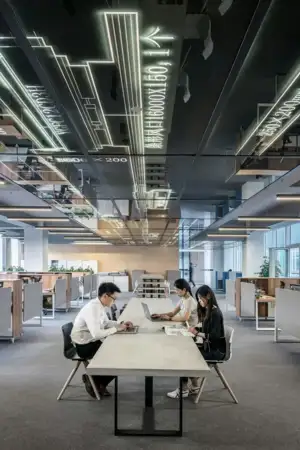 Imagem de funcionários em reunião empresarial