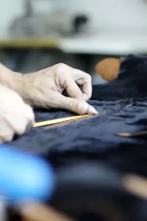 Trabalhador têxtil a trabalhar